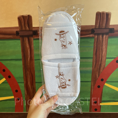 トイ・ストーリーホテルのスリッパ（大人用はウッディのデザイン）