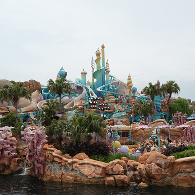 川越しにみた、トリトン・キングダム