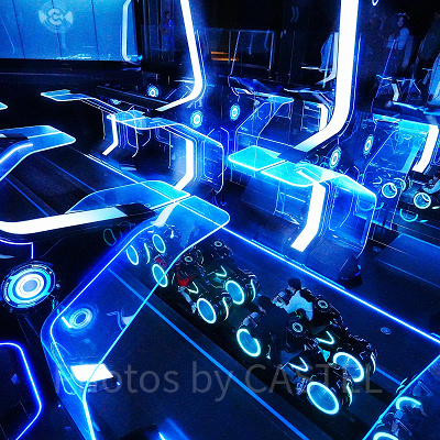 トロン：ライトサイクル・パワー・ラン：待ち列（キューライン）から高速スタートダッシュが見られる