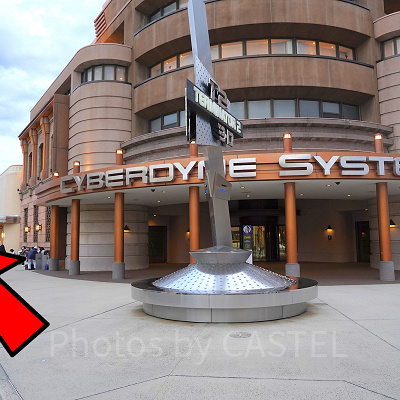 旧ターミネーターアトラクション建物前まで来たら左に曲がる