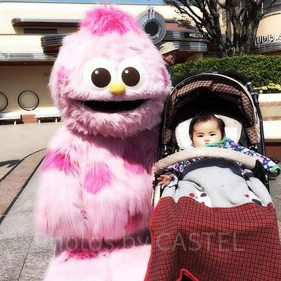 ベビーカーに乗ってモッピーとツーショット