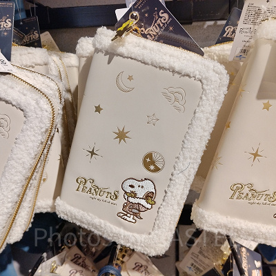 ユニバクリスマスグッズ2024：ガジェットケース（冬服スヌーピー&チャーリー）