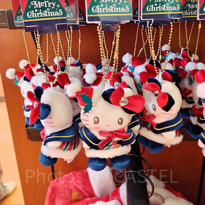ユニバクリスマスグッズ2024：ハロー・キティのマスコットキーチェーン