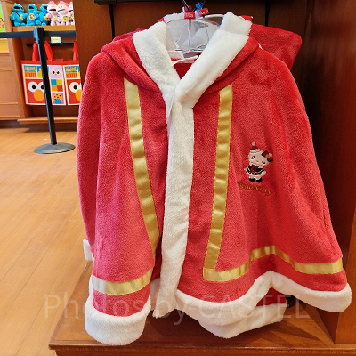 ユニバクリスマスグッズ2024：ハロー・キティのポンチョ（子供用）