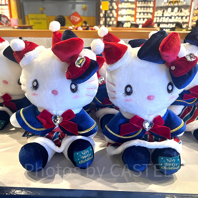 ユニバクリスマスグッズ2024：ハロー・キティのサンタぬいぐるみ