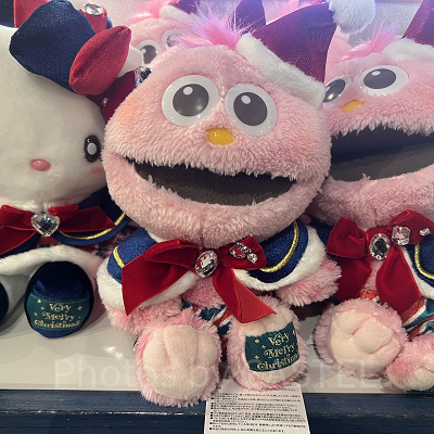 ユニバクリスマスグッズ2024：モッピーのサンタぬいぐるみ