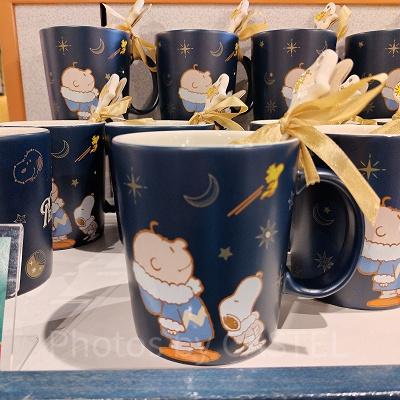 【スヌーピー/ユニバ限定】 スプーン付きマグカップ　USJパーク来場者限定グッズ ユニバクリスマスグッズ2024：スプーン付きマグカップ（冬服