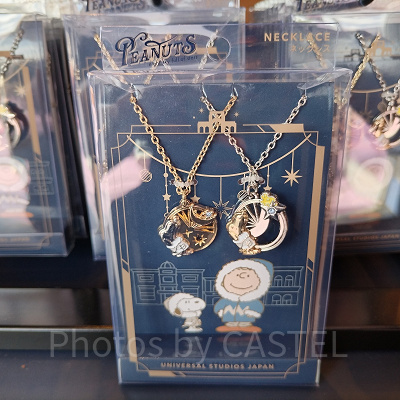 ユニバクリスマスグッズ2024：ネックレス（冬服スヌーピー&チャーリー）
