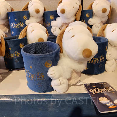 ユニバクリスマスグッズ2024：ペンスタンド（冬服スヌーピー&チャーリー）