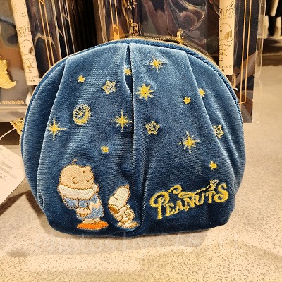 ユニバクリスマスグッズ2024：ポシェット（冬服スヌーピー&チャーリー）