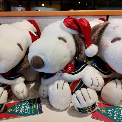 ユニバクリスマスグッズ2024：スヌーピーのサンタぬいぐるみ
