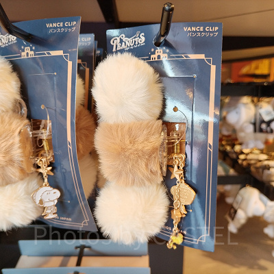 ユニバクリスマスグッズ2024：バンスクリップ（冬服スヌーピー&チャーリー）