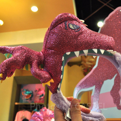 ユニバの新恐竜グッズ「ジュラシック・パーク  I’M EVOLVING」のカチューシャ（ピンク）