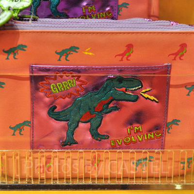 ユニバの新恐竜グッズ「ジュラシック・パーク  I’M EVOLVING」ポーチ