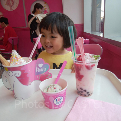 ユニバのタピオカドリンク「ブラックタピオカ・ラッシー（ベリー）」／写真右