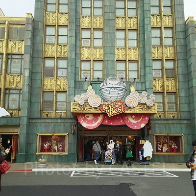 ユニバーサルスタジオジャパン（USJ)の「ユニバーサル・スタジオ・スーベニア」外観は映画『スパイダーマン』のセット