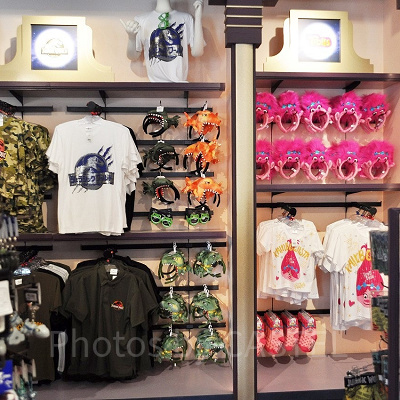 ユニバーサルスタジオセレクトのトロールズコーナー（右）