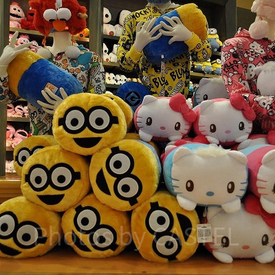 USJのユニバーサルスタジオストア店内（ミニオンとハローキティのぬいぐるみ）