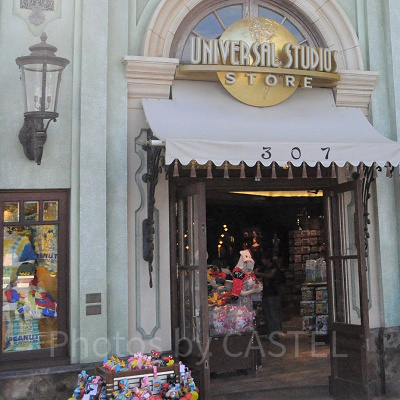 ユニバーサル・スタジオ・ストア（左側の窓枠すぐ右にセット名の書いたプレートが2枚設置してある）