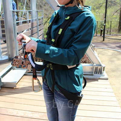 利用者はハーネスとヘルメットを装着／飛行おにのジップラインアドベンチャー