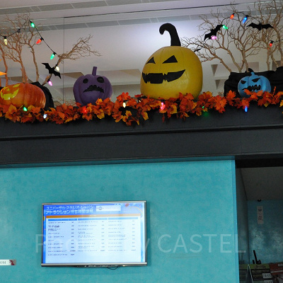 ホテル内のモニターにUSJのアトラクション待ち時間がリアルタイムで表示される