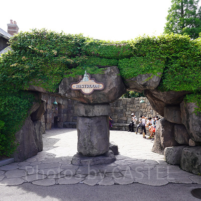  USJモバイルバッテリーレンタルサービス：セントラルパーク入り口の男子トイレ