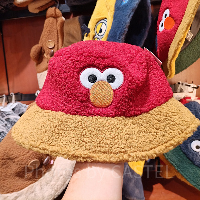 USJ冬グッズ：エルモのもこもこバケットハット