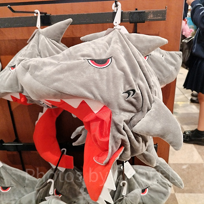 USJ冬グッズ：ジョーズのぬいぐるみハット