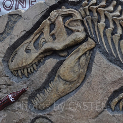 USJの「ジュラシックパークエリア」/コーラを飲む恐竜