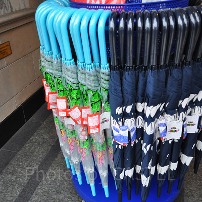 ビニール傘（左）