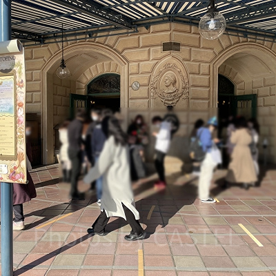 お昼のレストラン待ち（カフェ・ポルトフィーノ）／13:45