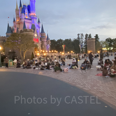 エレクトリカルパレードのパレード待ちの様子（2022年4月2日18時20分ごろ撮影）