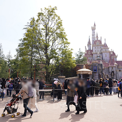 美女と野獣の待ち列の様子（2022年4月2日撮影）