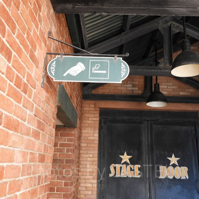 喫煙所に続く通路