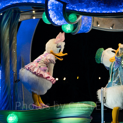 東京ディズニーランドでパレード鑑賞