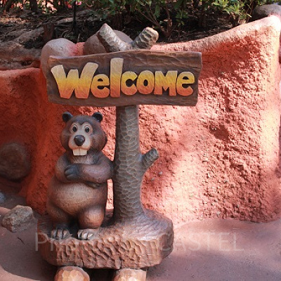 スプラッシュ・マウンテンの入り口付近にある、Welcomeの立て看板。ビーバーがお出迎え。