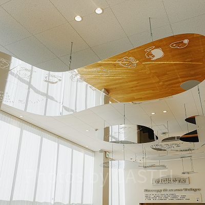 ロビー天井に新設された「ウェルカム・スヌーピー」の装飾