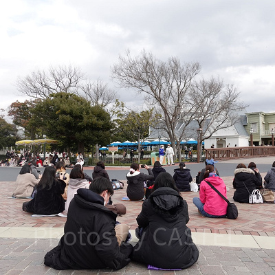 パレード到着前の城前プラザウエスタンランド側：11時過ぎ撮影