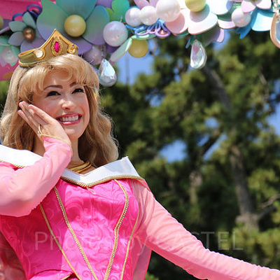 オーロラ姫のドレスの色は何色？