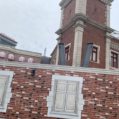 見えているのはVの看板！？