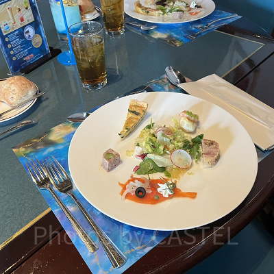 席に着くと既に前菜＆ドリンクが用意されていました／名探偵コナンミステリー・レストラン2023