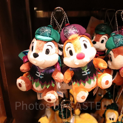 着替えるとミッキーやドナルドと同じガイコツファッションに