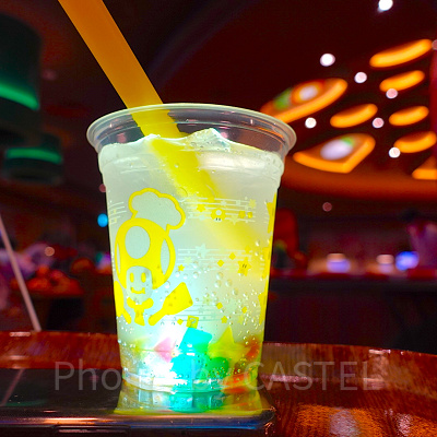 レモンスカッシュの下からライトを当てると…。