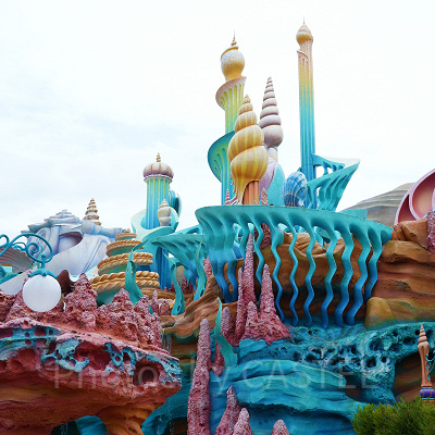 東京ディスニーシーに位置するマーメイドラグーンの建築デザインに、影響を及ぼした建築家は誰？