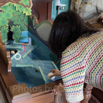 ゆっくりハンドルを右側へ回しながら平行を保ち最終的に右側のガードにボールを沿わせます