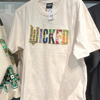 ウィキッドのカラフルなロゴのTシャツ