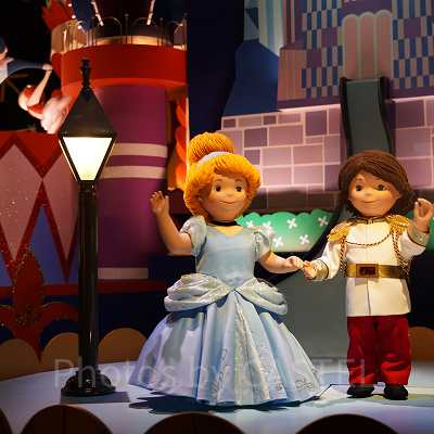 イッツ・ア・スモールワールドに登場するシンデレラ