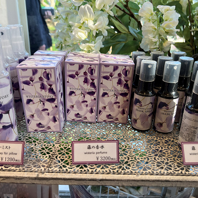 藤の香水（3,200円）＆藤の練り香水（900円）
