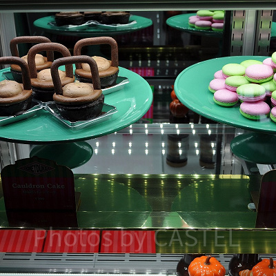 魔女鍋スポンジケーキ（左）／USJ