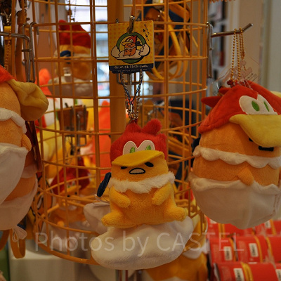 「ウッディ・ウッドペッカー×ぐでたま」のぬいぐるみキーチェーン／小